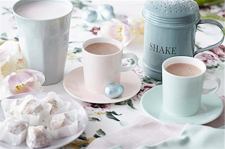 refreshed - Coffee cups and sweet treats Foto de stock - Sin royalties Premium, Código: 649-07647831