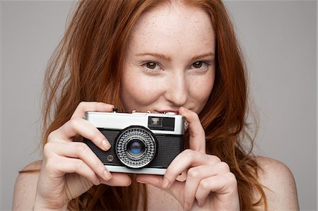 simsearch:649-07647887,k - Portrait of young woman, taking photograph Foto de stock - Sin royalties Premium, Código: 649-07647869