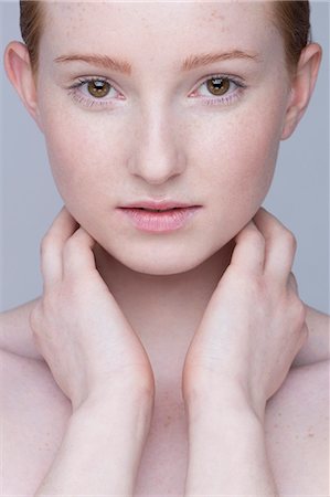 desnudo - Close up portrait of young woman, hands on neck Foto de stock - Sin royalties Premium, Código: 649-07647863