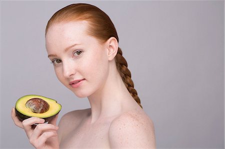 simsearch:649-07647887,k - Portrait of young woman, holding avocado Foto de stock - Sin royalties Premium, Código: 649-07647884