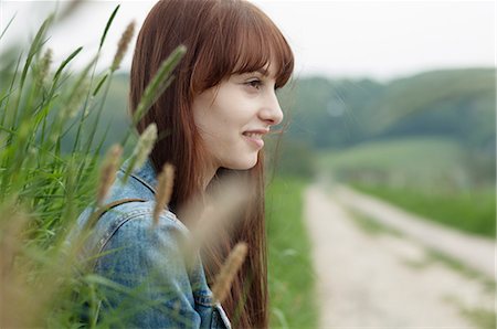 fringe - Portrait of young woman next to dirt track Foto de stock - Sin royalties Premium, Código: 649-07647946