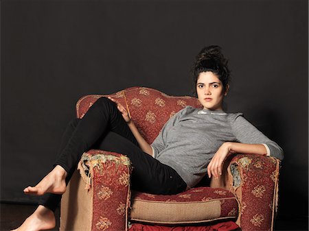 Young woman sitting in armchair Foto de stock - Sin royalties Premium, Código: 649-07647994