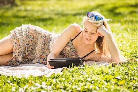 Young woman lying in forest looking at digital tablet Photographie de stock - Premium Libres de Droits, Code: 649-07648057