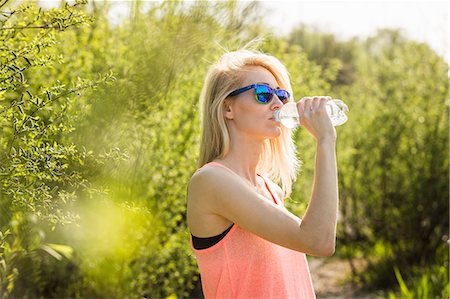 simsearch:649-07437878,k - Young woman in park drinking bottle of water Stockbilder - Premium RF Lizenzfrei, Bildnummer: 649-07648059