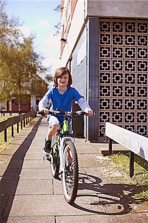 fahrt - Portrait of boy cycling Stockbilder - Premium RF Lizenzfrei, Bildnummer: 649-07648154