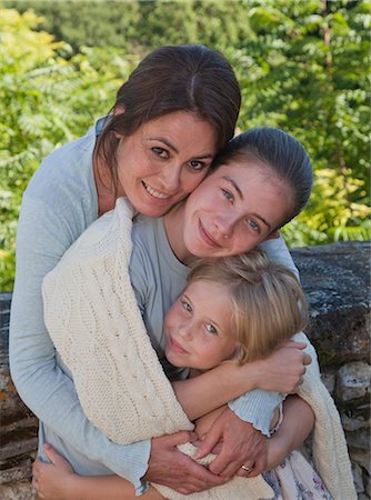 simsearch:649-07710773,k - Mother and daughters in garden, hugging Photographie de stock - Premium Libres de Droits, Code: 649-07648205