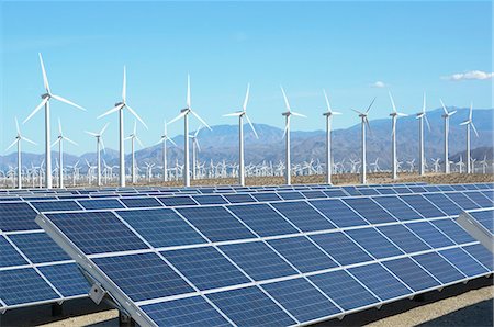 Photovoltaic solar panels and wind turbines, San Gorgonio Pass Wind Farm, Palm Springs, California, USA. This solar installation has a 2.3 MW capacity Foto de stock - Sin royalties Premium, Código: 649-07648209