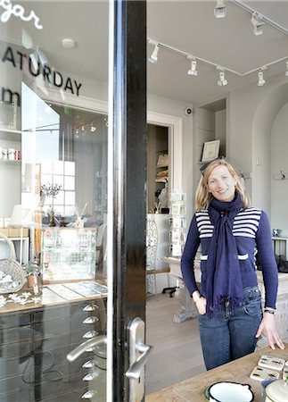 Portrait of mature female shop keeper and open door Photographie de stock - Premium Libres de Droits, Code: 649-07648251