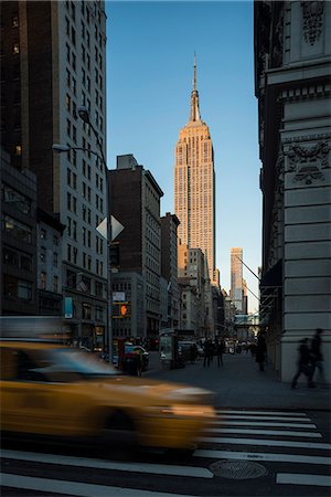 Street view of New York with Empire State Building in view Photographie de stock - Premium Libres de Droits, Code: 649-07648403