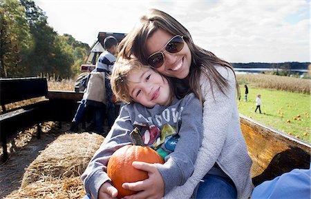 simsearch:649-07648435,k - Portrait of mother and son holding pumpkin Foto de stock - Sin royalties Premium, Código: 649-07648437