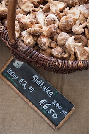 shiitake - Close up of market stall shiitake mushrooms, Amsterdam, Netherlands Foto de stock - Sin royalties Premium, Código: 649-07648431