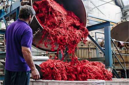 Male factory worker dyeing wool in woollen mill Photographie de stock - Premium Libres de Droits, Code: 649-07648498