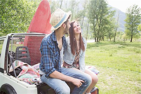 Friends sitting on back of off road vehicle Foto de stock - Sin royalties Premium, Código: 649-07648541