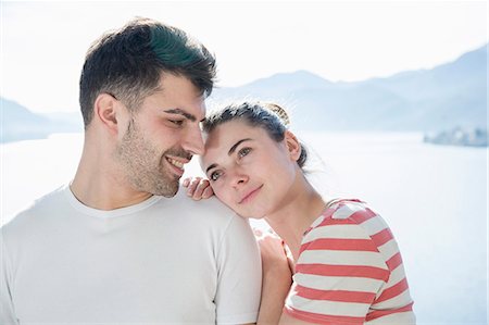 pareja de jóvenes - Young couple in front of lake and mountains Foto de stock - Sin royalties Premium, Código: 649-07648564