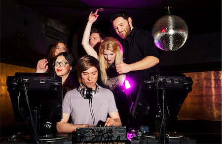 Group of friends watching DJ in nightclub Foto de stock - Sin royalties Premium, Código: 649-07648577