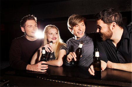 Four friends drinking bottled beer in nightclub Foto de stock - Sin royalties Premium, Código: 649-07648573
