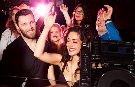 Group of young men and women dancing in nightclub Foto de stock - Sin royalties Premium, Código: 649-07648580