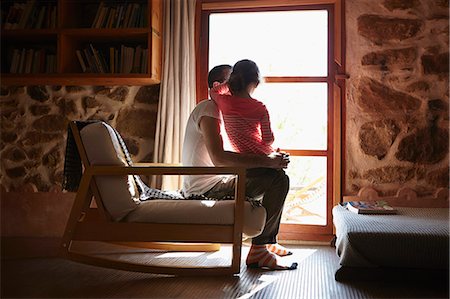 Mid adult man and daughter looking out of window Foto de stock - Sin royalties Premium, Código: 649-07648612