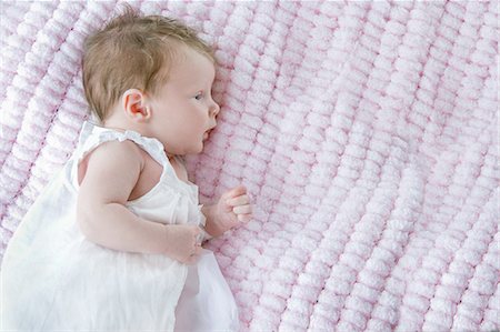 Baby girl lying on side Foto de stock - Sin royalties Premium, Código: 649-07648644