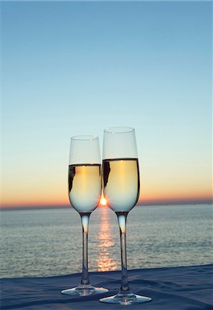 simsearch:649-06000397,k - Two champagne flutes against sunset Stock Photo - Premium Royalty-Free, Code: 649-07648658
