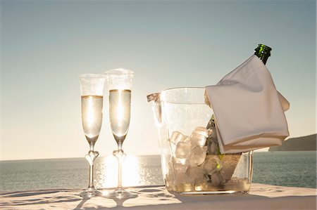 simsearch:859-03598786,k - Champagne flutes and bucket against sunset Foto de stock - Sin royalties Premium, Código: 649-07648662