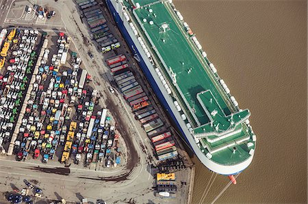 shipping - Auto transporter being unloaded Foto de stock - Sin royalties Premium, Código: 649-07648674