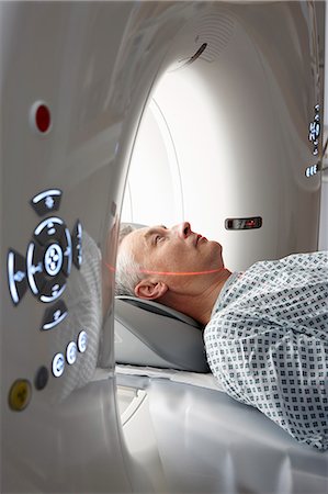radiology patient - Man going into CT scanner Photographie de stock - Premium Libres de Droits, Code: 649-07709918