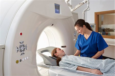 Radiographer reassuring girl going into CT scanner Stockbilder - Premium RF Lizenzfrei, Bildnummer: 649-07709913