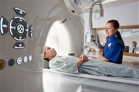 diagnostique - Girl going into CT scanner Foto de stock - Sin royalties Premium, Código: 649-07709935