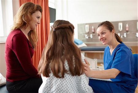 diagnosis - Nurse talking to patient and mother Photographie de stock - Premium Libres de Droits, Code: 649-07709939