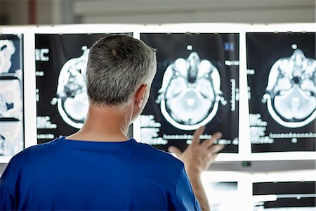 Radiologist looking at brain scans Foto de stock - Sin royalties Premium, Código: 649-07709948