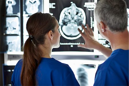diagnostique - Radiologists looking at brain scans Foto de stock - Sin royalties Premium, Código: 649-07709949