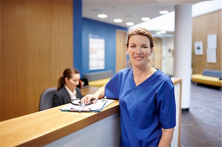 salles d'attente - Nurse standing in hospital waiting room Photographie de stock - Premium Libres de Droits, Code: 649-07709954
