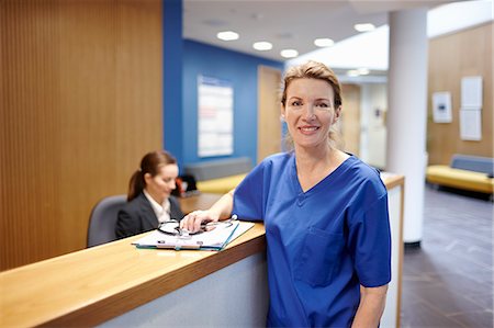 Nurse standing in hospital waiting room Foto de stock - Sin royalties Premium, Código: 649-07709954