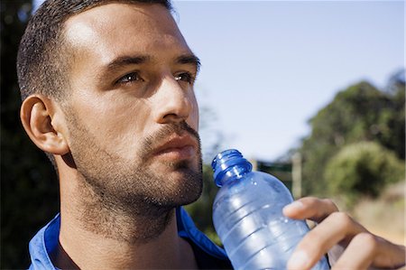 simsearch:649-07710006,k - Man holding up water bottle Stockbilder - Premium RF Lizenzfrei, Bildnummer: 649-07709999