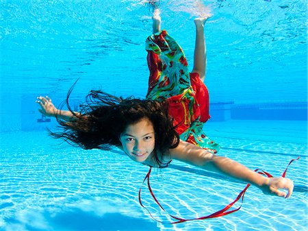 Girl free diving under water in swimming pool Foto de stock - Sin royalties Premium, Código: 649-07710110