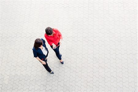 people overhead view - Businesswomen using digital tablet Foto de stock - Sin royalties Premium, Código: 649-07710135