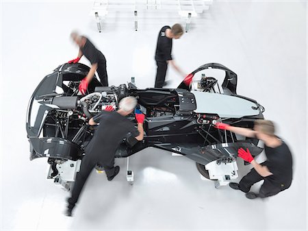 rapide - Engineers assembling supercar in sports car factory, overhead view Photographie de stock - Premium Libres de Droits, Code: 649-07710217