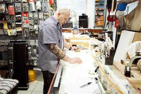 projet - Guitar maker measuring up blueprint design on drawing table Photographie de stock - Premium Libres de Droits, Code: 649-07710264