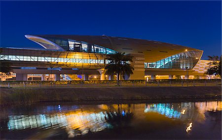 dubai night - Downtown Dubai Metro Station at night, United Arab Emirates Photographie de stock - Premium Libres de Droits, Code: 649-07710298