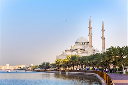 diminishing perspective - Al Noor Mosque, Sharjah, United Arab Emirates Stock Photo - Premium Royalty-Free, Code: 649-07710309