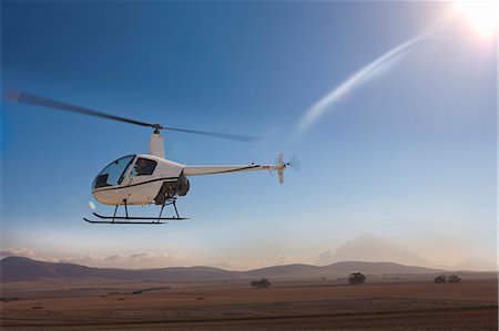 Helicopter flying close to ground Photographie de stock - Premium Libres de Droits, Code: 649-07710320