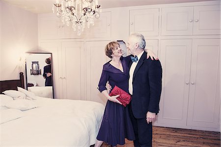 Couple in bedroom, mature woman with arm around senior man Fotografie stock - Premium Royalty-Free, Codice: 649-07710422