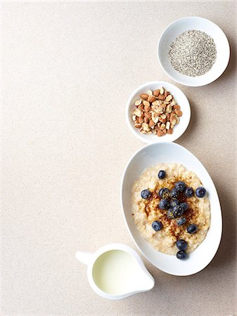 Still life of porridge with fruit and nuts Photographie de stock - Premium Libres de Droits, Code: 649-07710536