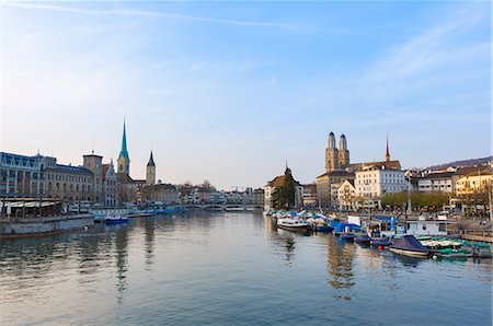 Limmat river, Fraumunster church, Grossmunster church Zurich, Switzerland Foto de stock - Royalty Free Premium, Número: 649-07710564