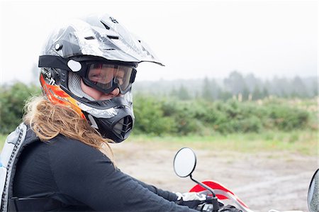 Portrait of mid adult female motorcyclist in crash helmet and goggles Photographie de stock - Premium Libres de Droits, Code: 649-07710606