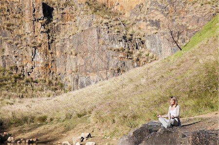 simsearch:649-07560073,k - Young woman in yoga position on lakeside rock Foto de stock - Sin royalties Premium, Código: 649-07710676