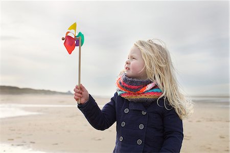 simsearch:649-07710729,k - Portrait of three year old girl with paper windmill on beach, Bloemendaal aan Zee, Netherlands Photographie de stock - Premium Libres de Droits, Code: 649-07710728