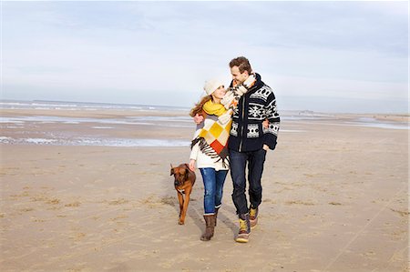 simsearch:649-07239730,k - Mid adult couple and dog strolling on beach, Bloemendaal aan Zee, Netherlands Foto de stock - Sin royalties Premium, Código: 649-07710732