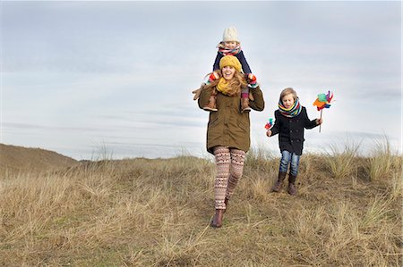 schal - Smiling mid adult woman with daughter and son at coast Foto de stock - Sin royalties Premium, Código: 649-07710758